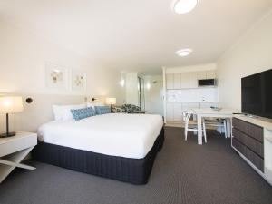 Oaks Sunshine Coast Oasis Resort客房内的一张或多张床位