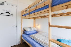 ニューキーにあるSea View, Newquay Spacious houseの二段ベッドが2つある寝室