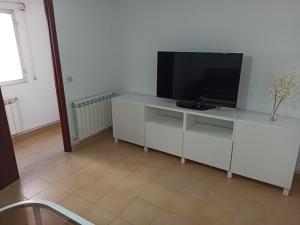 Televízia a/alebo spoločenská miestnosť v ubytovaní Alquileres Delfina