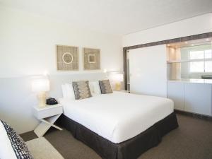 Oaks Sunshine Coast Oasis Resort客房内的一张或多张床位