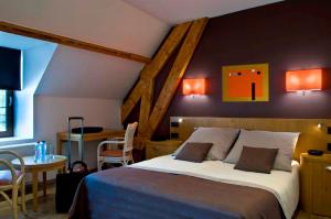 Ліжко або ліжка в номері Hotel du Commerce