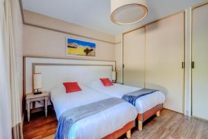 Postel nebo postele na pokoji v ubytování Hôtel Miléade Méditerranée - Port-Fréjus