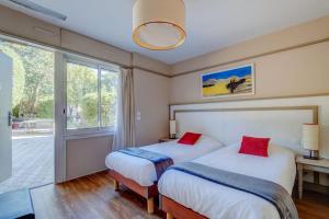 Postel nebo postele na pokoji v ubytování Hôtel Miléade Méditerranée - Port-Fréjus