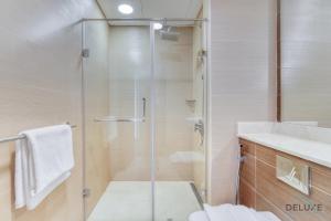 Koupelna v ubytování Rustic 2BR at Sparkle Tower 1 Dubai Marina by Deluxe Holiday Homes