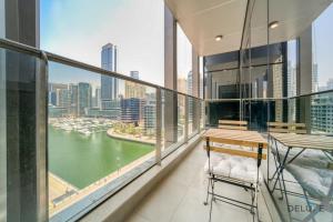 Bazén v ubytování Rustic 2BR at Sparkle Tower 1 Dubai Marina by Deluxe Holiday Homes nebo v jeho okolí