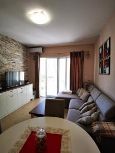 sala de estar con sofá y mesa en Charming and Luxurious Flat with Large Terrace, en Herceg-Novi