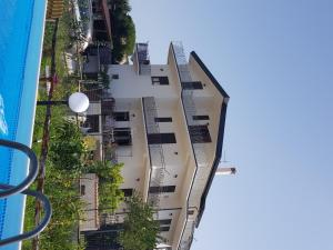 卡斯特拉巴特VILLA PASCALE - B&B - CASA VACANZE的享有公寓大楼的顶部景色,设有阳台
