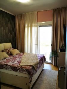 Un pat sau paturi într-o cameră la Charming and Luxurious Flat with Large Terrace