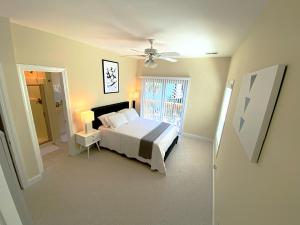 1 dormitorio con 1 cama y ventilador de techo en *Stylish* Luxury Suite Near Historic Downtown, en Charleston