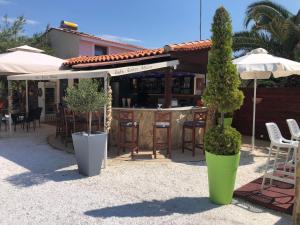 A restaurant or other place to eat at Plaisir Rooms