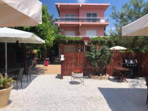 A garden outside Plaisir Rooms