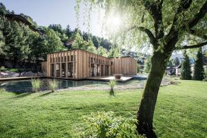 Zahrada ubytování Adler Spa Resort Dolomiti