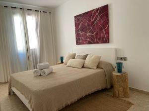 un dormitorio con una cama con dos animales de peluche en Ponent Formentera en La Savina