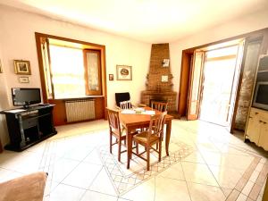 salon ze stołem, krzesłami i telewizorem w obiekcie La Casa Di Lina w mieście Baiano