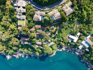 uma vista aérea de um resort sobre a água em Paresa Resort Phuket - SHA Extra Plus em Kamala Beach