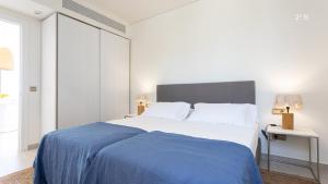 En eller flere senge i et værelse på Higueron Rental Beach Club Suites