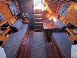 an overhead view of a boat with a table and benches at Barca a vela d’epoca Emibel in Cannigione