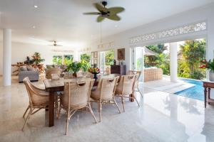 une salle à manger avec une table et des chaises dans l'établissement Villa Tau, à Tegalalang