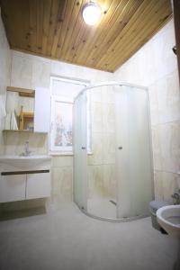 W łazience znajduje się prysznic i umywalka. w obiekcie Kanyon park otel ve restaurant w mieście Demirci