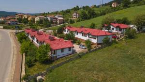 szereg domów z czerwonymi dachami na wzgórzu w obiekcie Kanyon park otel ve restaurant w mieście Demirci