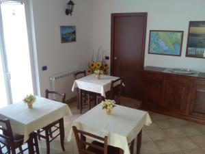 two tables in a room with flowers on them at B&B Oasi Verde in Corvara