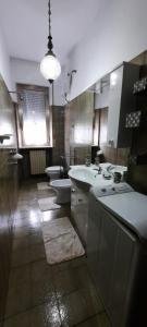 een grote badkamer met 2 wastafels en een toilet bij A casa di Emma in Nereto