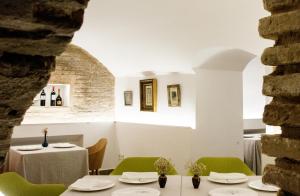 uma sala de jantar com mesas e cadeiras verdes em Hotel Oleum - Parking Gratuito Reserva Previa em Andújar