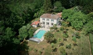 een luchtfoto van een huis met een zwembad bij Maison Matachot in Orthez