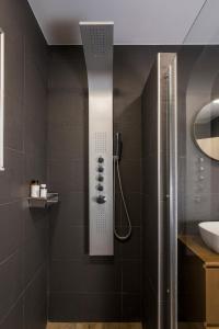 een badkamer met een douche en een wastafel bij Villa ARONIOS in Arónion