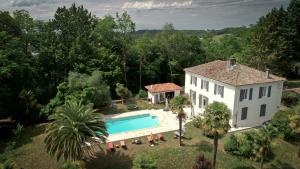 een luchtfoto van een huis met een zwembad bij Maison Matachot in Orthez