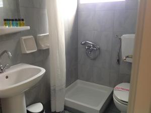 Koupelna v ubytování Morfeas Hotel + 20 fotografií