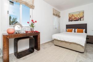 Ein Bett oder Betten in einem Zimmer der Unterkunft Spectacular 2 bedroom Penthouse in best location in Nueva Andalucia