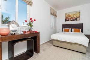 Ein Bett oder Betten in einem Zimmer der Unterkunft Spectacular 2 bedroom Penthouse in best location in Nueva Andalucia