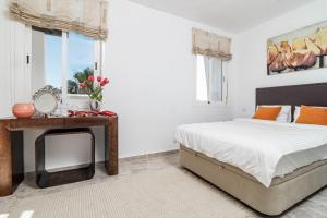 Ein Bett oder Betten in einem Zimmer der Unterkunft Spectacular 2 bedroom Penthouse in best location in Nueva Andalucia