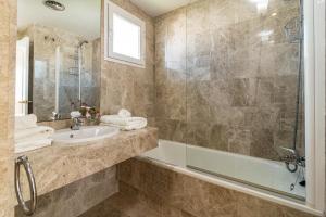 Ein Badezimmer in der Unterkunft Spectacular 2 bedroom Penthouse in best location in Nueva Andalucia
