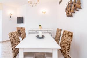 TV/Unterhaltungsangebot in der Unterkunft Spectacular 2 bedroom Penthouse in best location in Nueva Andalucia