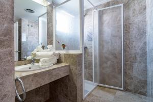 Ein Badezimmer in der Unterkunft Spectacular 2 bedroom Penthouse in best location in Nueva Andalucia