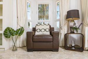 Ein Sitzbereich in der Unterkunft Spectacular 2 bedroom Penthouse in best location in Nueva Andalucia