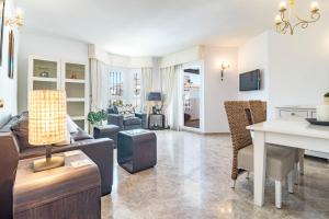 TV/Unterhaltungsangebot in der Unterkunft Spectacular 2 bedroom Penthouse in best location in Nueva Andalucia