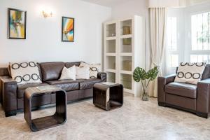Ein Sitzbereich in der Unterkunft Spectacular 2 bedroom Penthouse in best location in Nueva Andalucia