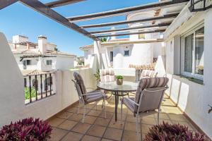 Ein Balkon oder eine Terrasse in der Unterkunft Spectacular 2 bedroom Penthouse in best location in Nueva Andalucia