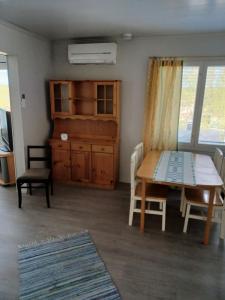 sala de estar con mesa y escritorio en HUONEISTO 3 RISTIMÄENKATU en Savonlinna