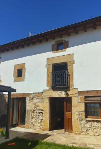 un gran edificio blanco con balcón. en Casa del Medio, en Fuentecantos