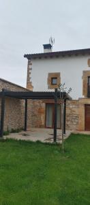 una casa in mattoni con portico e finestra di Casa del Medio a Fuentecantos