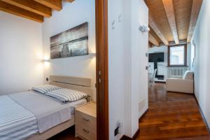 New Ride Palmanova Apartment في بالمانوفا: غرفة نوم مع سرير وغرفة معيشة