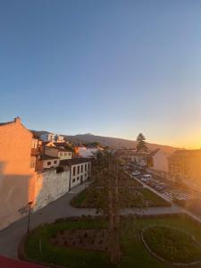 - une vue sur une rue d'une ville au coucher du soleil dans l'établissement Double Room, attached bathroom - Casa del Indiano, à La Orotava