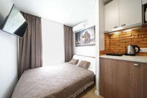 a small room with a bed and a kitchen at Апартаменти MYFREEDOM поруч інститут Шалімова in Kyiv