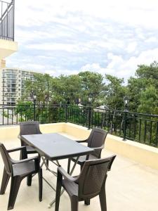 a patio with a table and chairs on a balcony at Gurya in K'obulet'i