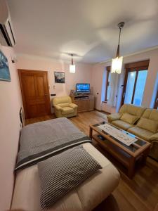 ein Wohnzimmer mit einem Bett und einem Sofa in der Unterkunft Apartment Dante Alighieri in Opatija