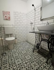 La salle de bains est pourvue d'un lavabo et de toilettes. dans l'établissement Őrség Kincse Udvarház, à Hegyhátszentjakab